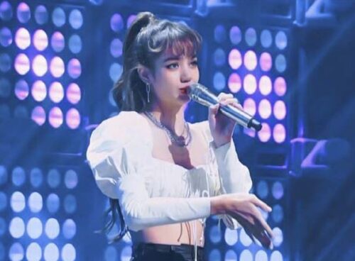 เสื้อเอวลอยสีขาว แบบลิซ่าLISA BLACKPINK
